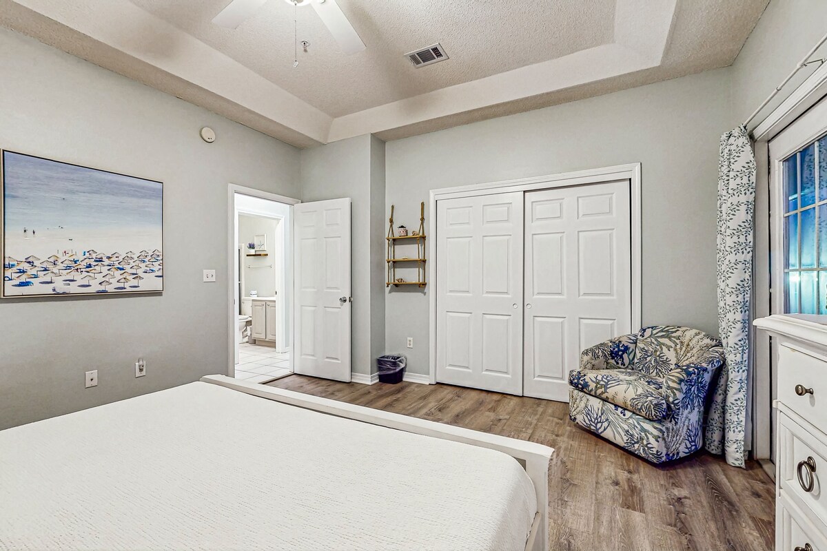 Photo 16 of Dog-friendly condo with a pool, hot tub & tennis courts - walk to the beach