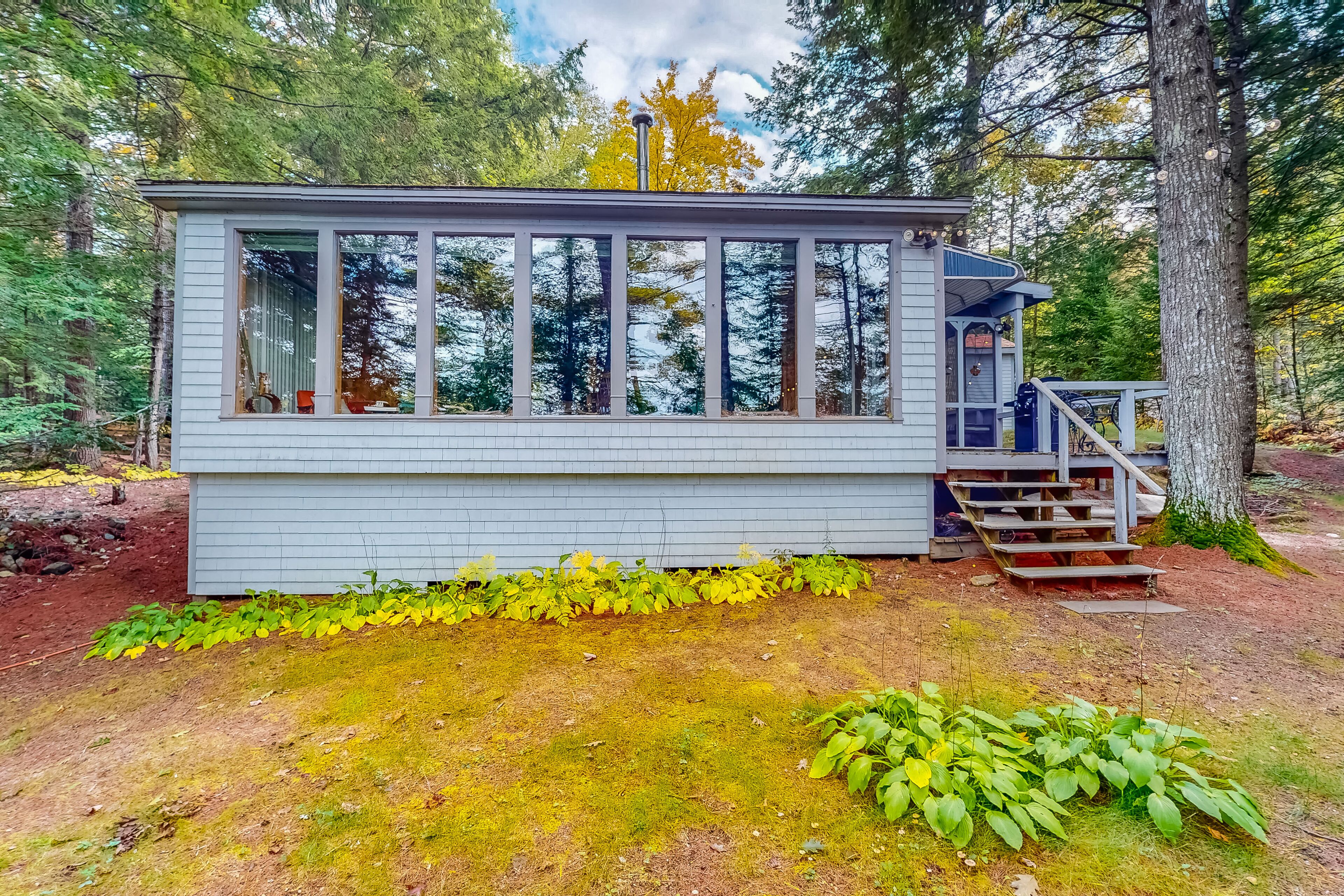 Dog-friendy lakefront cottage w/gas fireplace, firepit, dock, grill, & 3 kayaks