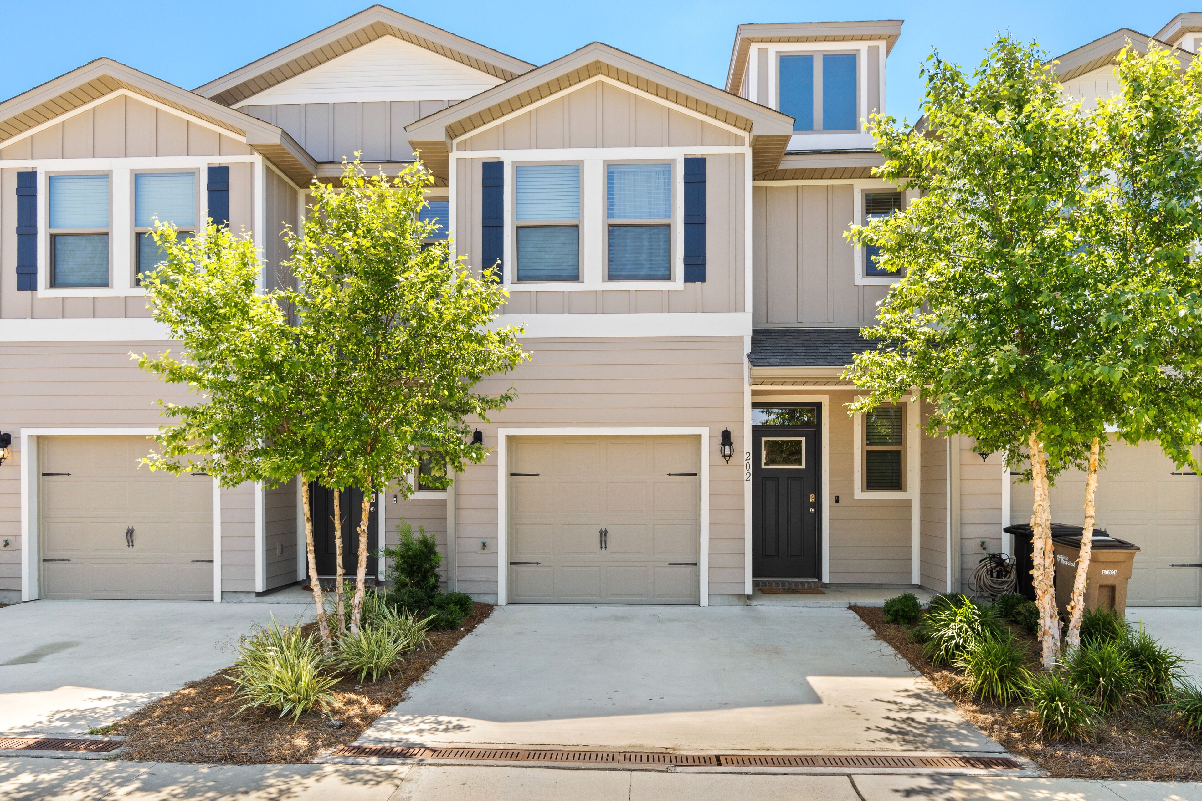 New townhome with great location, shared pool, WiFi, W/D, patio & grill