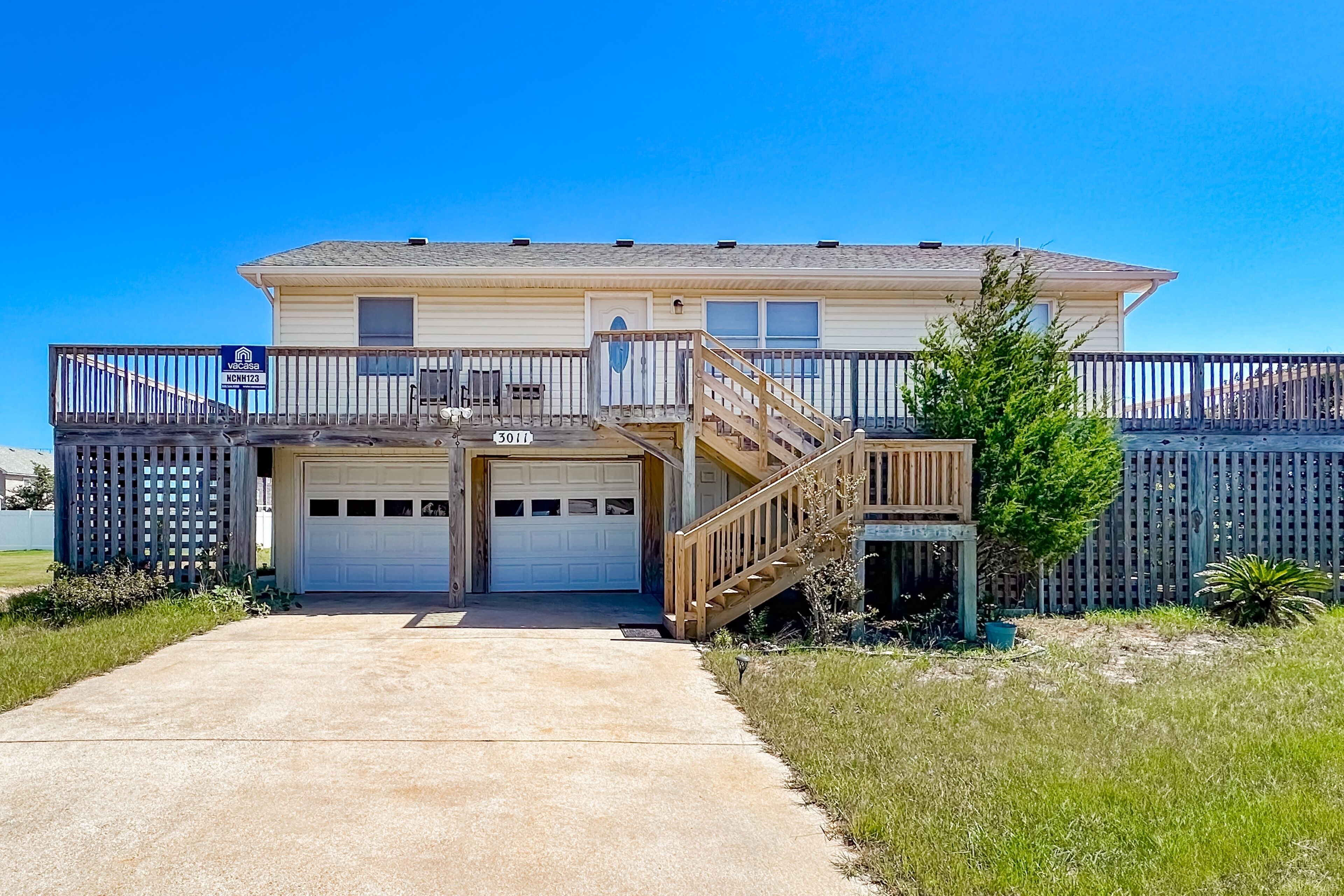 Charming coastal home near beach with 360-degree deck, WiFi, W/D, & AC - dogs OK