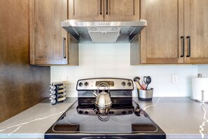 冰箱、微波炉、烤箱、炉灶