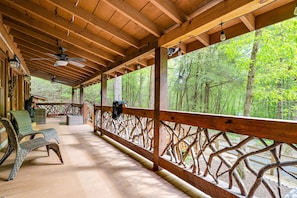 Terrace/patio - Upscale cabin with secluded setting - fireplaces, central AC & huge front porch (Cherry Log)