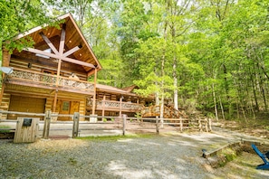 Exterior - Upscale cabin with secluded setting - fireplaces, central AC & huge front porch (Cherry Log)