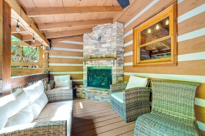 Property grounds - Upscale cabin with secluded setting - fireplaces, central AC & huge front porch (Cherry Log)