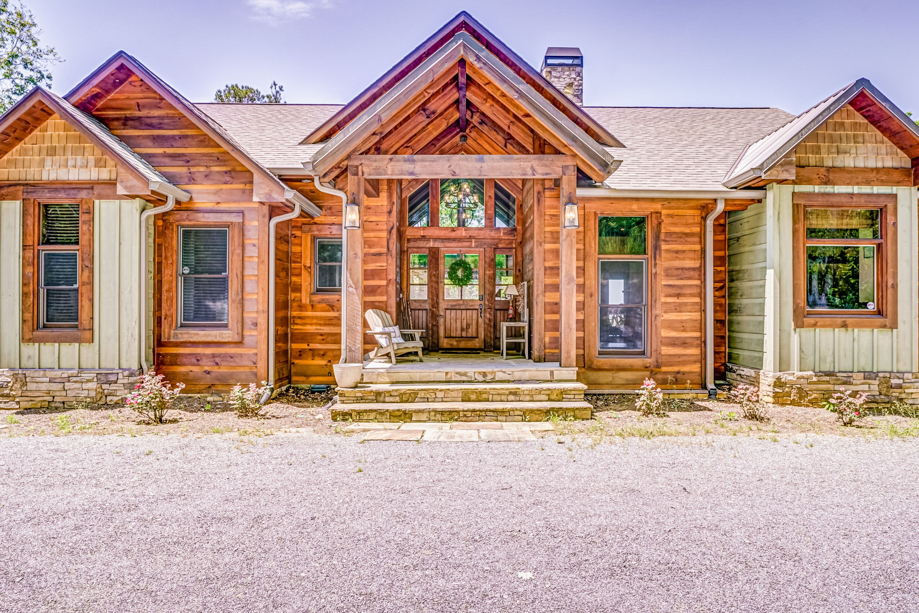 Gorgeous country lodge with mountain views, private hot tub, grill, & WiFi