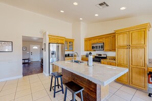 Fridge, microwave, oven, stovetop - Joshua Tree gem near park entrance with gas grill, backyard, and free WiFi (Joshua Tree)