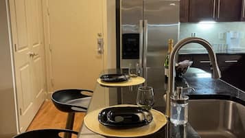 Frigorífico, microondas, horno y placa de cocina