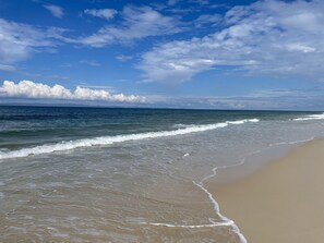 Ubicación cercana a la playa y tumbonas