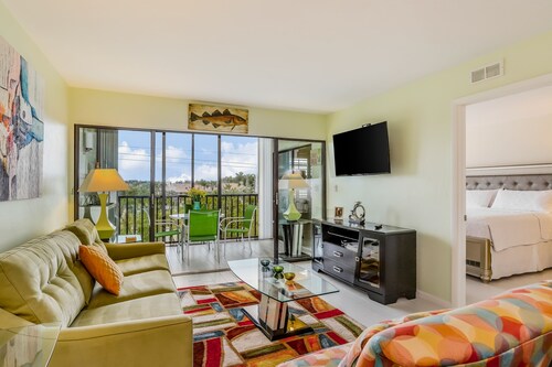 Snowbird-friendly condo with AC, lanai, pool, hot tub, tennis, & on-site dining