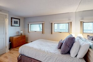 2 bedrooms, iron/ironing board, Internet, bed sheets