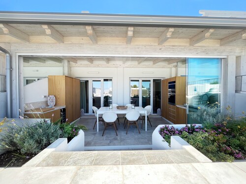 Luxury sea view property, 4-min walk to beach
