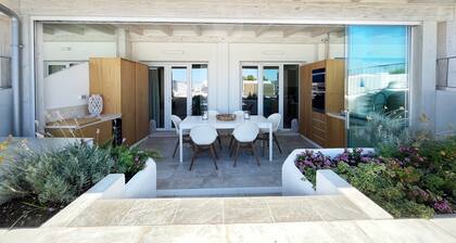 Luxury sea view property, 4-min walk to beach