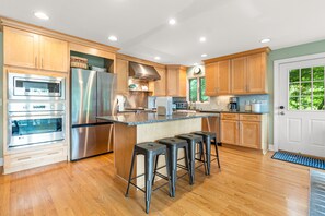 冰箱、微波炉、烤箱、炉灶