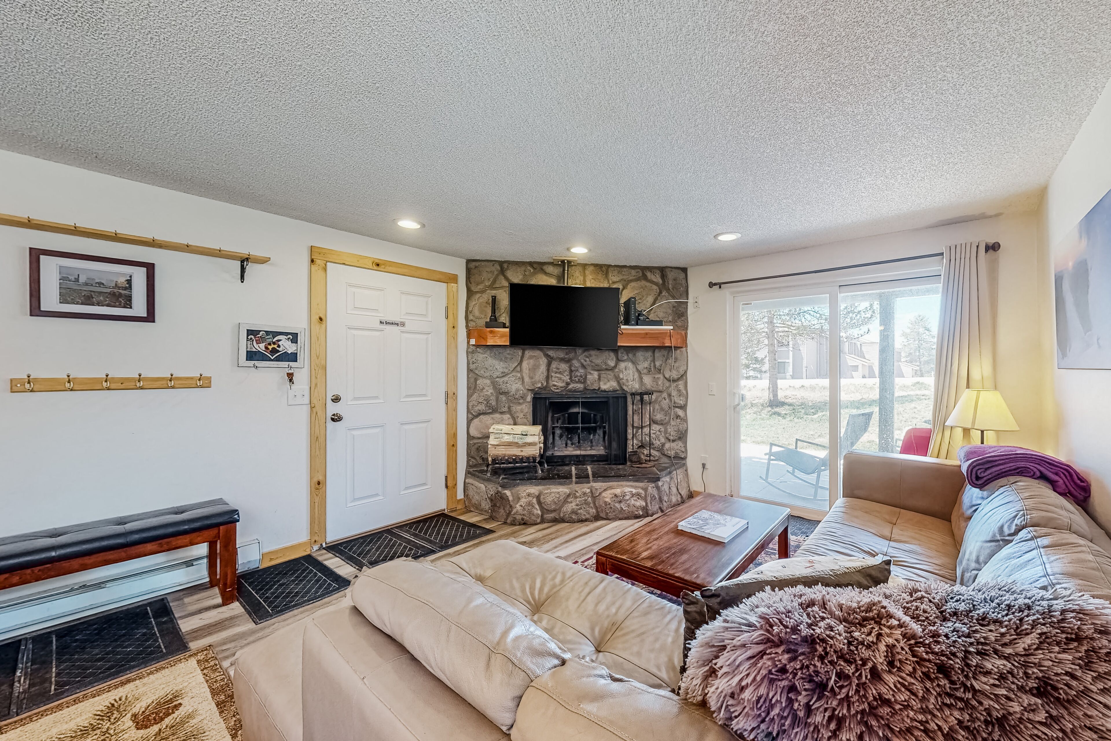 Cozy mountain condo with patio, grill, full kitchen, & WiFi