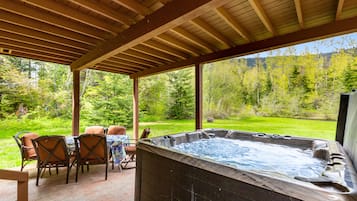 Banyera d'hidromassatge a l'aire lliure