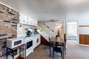 Fridge, microwave, oven, stovetop - Dog-friendly home base with backyard - near golfing, hiking, and ski slopes (Stowe)