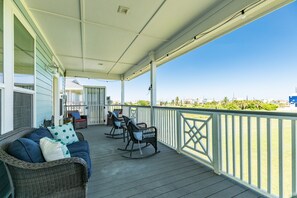 Property grounds - Gulf view home blocks from the beach with AC, deck & W/D - 2 dogs welcome (Galveston)