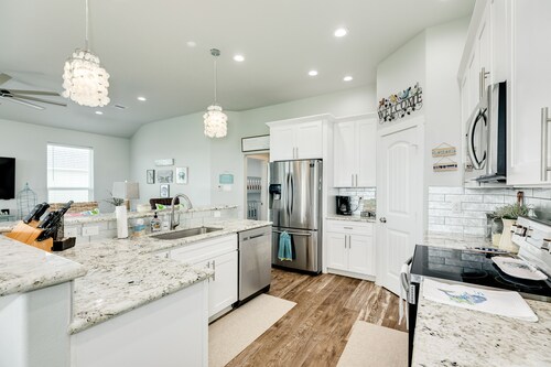 Gulf view home blocks from the beach with AC, deck & W/D - 2 dogs welcome