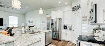 Gulf view home blocks from the beach with AC, deck & W/D - 2 dogs welcome