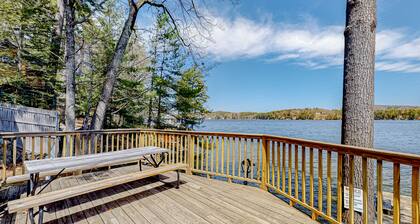 Wonderful studio steps from the bay w/free WiFi, kitchenette, great water views