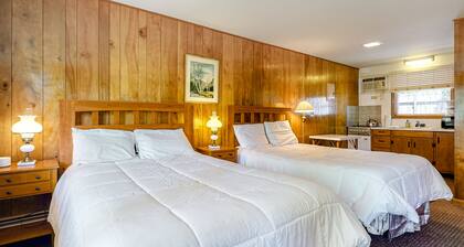 Wonderful studio steps from the bay w/free WiFi, kitchenette, great water views