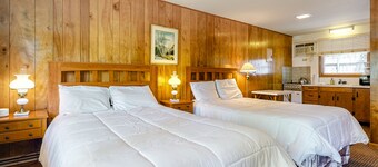 Wonderful studio steps from the bay w/free WiFi, kitchenette, great water views