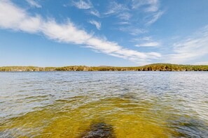Kirkasvetinen järvi, jonka rannalla on metsää.