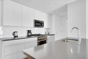 Kühlschrank, Mikrowelle, Ofen, Geschirrspüler