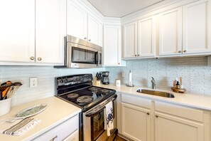 Refrigerador, microondas, horno y parrilla de estufa 