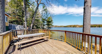 Picturesque studio in bay-front locale just steps to water w/WiFi & kitchenette