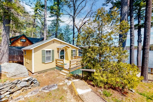 Picturesque studio in bay-front locale just steps to water w/WiFi & kitchenette