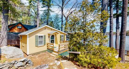 Picturesque studio in bay-front locale just steps to water w/WiFi & kitchenette