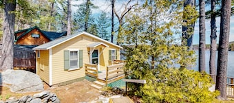 Picturesque studio in bay-front locale just steps to water w/WiFi & kitchenette