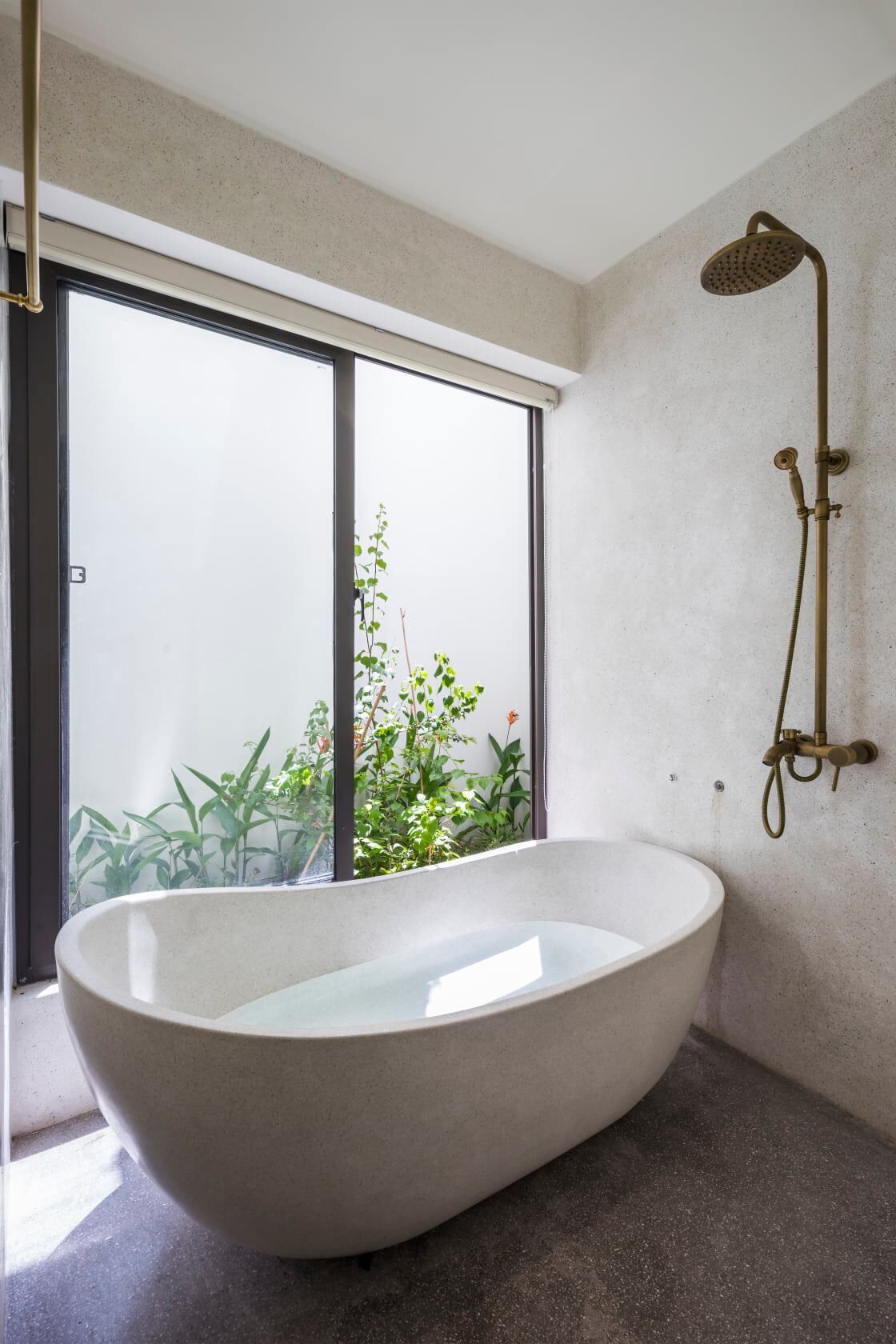 Baignoire, sèche-cheveux, bidet, serviettes fournies