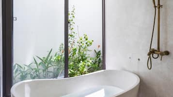 Baignoire, sèche-cheveux, bidet, serviettes fournies