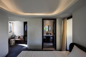 8 bedrooms, desk, iron/ironing board, travel cot