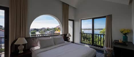 8 chambres, bureau, fer et planche à repasser, lit parapluie