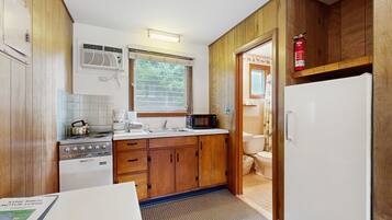 Großer Kühlschrank, Mikrowelle, Ofen, Herdplatte