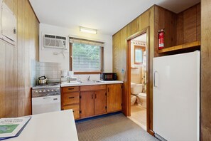 Refrigerador con congelador, microondas, horno y parrilla de estufa 