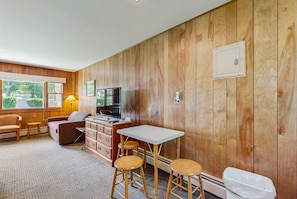 TV - Attractive & convenient studio steps to water w/WiFi, water views, & kitchenette (Alton)