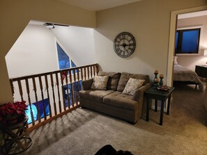 Smart TV, futbolito, libros y biblioteca musical 