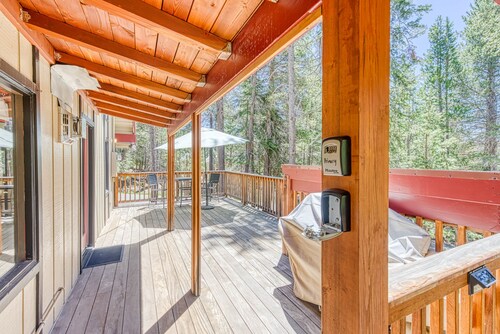 Fantastic woodsy cabin with furnished deck, gas grill, ping-pong table & WiFi
