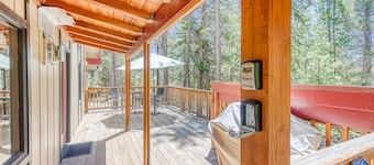 Fantastic woodsy cabin with furnished deck, gas grill, ping-pong table & WiFi
