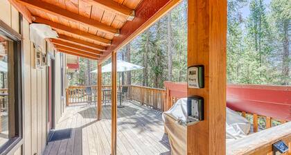 Fantastic woodsy cabin with furnished deck, gas grill, ping-pong table & WiFi