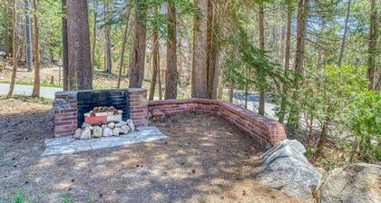 Fantastic woodsy cabin with furnished deck, gas grill, ping-pong table & WiFi