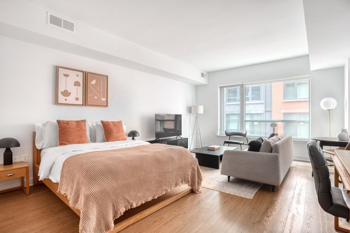 Bright Mount Vernon Studio w/ Pool, W/D & Gym, near Metro, by Blueground