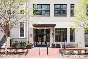 Exterior detail - Bright Mount Vernon Studio w/ Pool, W/D & Gym, near Metro, by Blueground (Washington, D.C.)