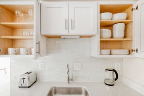 Réfrigérateur, micro-ondes, four, lave-vaisselle