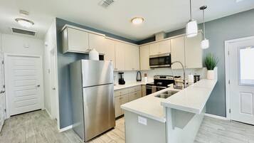 Réfrigérateur, micro-ondes, four, plaque de cuisson