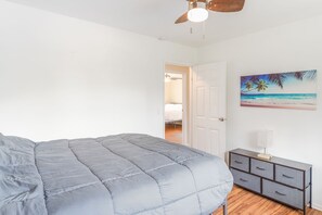 3 habitaciones, tabla de planchar con plancha, internet y ropa de cama